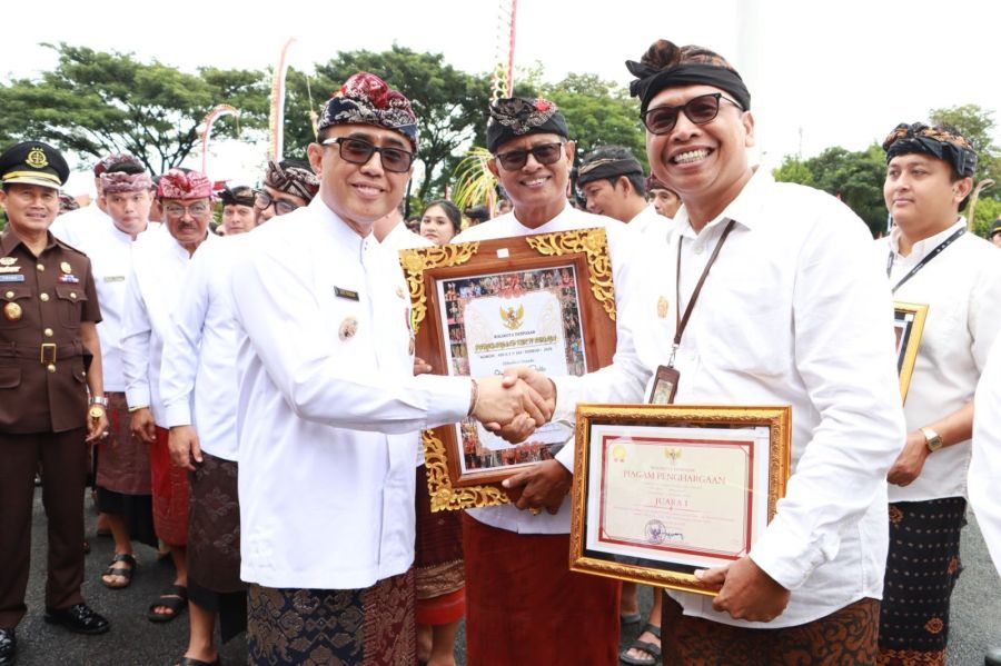 Walikota Denpasar, I Gusti Ngurah Jaya Negara bersama Wakil Walikota Denpasar, I Kadek Agus Arya Wibawa dan tamu undangan lainnya dalam kesempatan pelaksanaan Apel Peringatan Hut Ke-238 Kota Denpasar, di Lapangan Lumintang, Denpasar, Bali, Jumat (27/2/2026). (foto/sukadana)