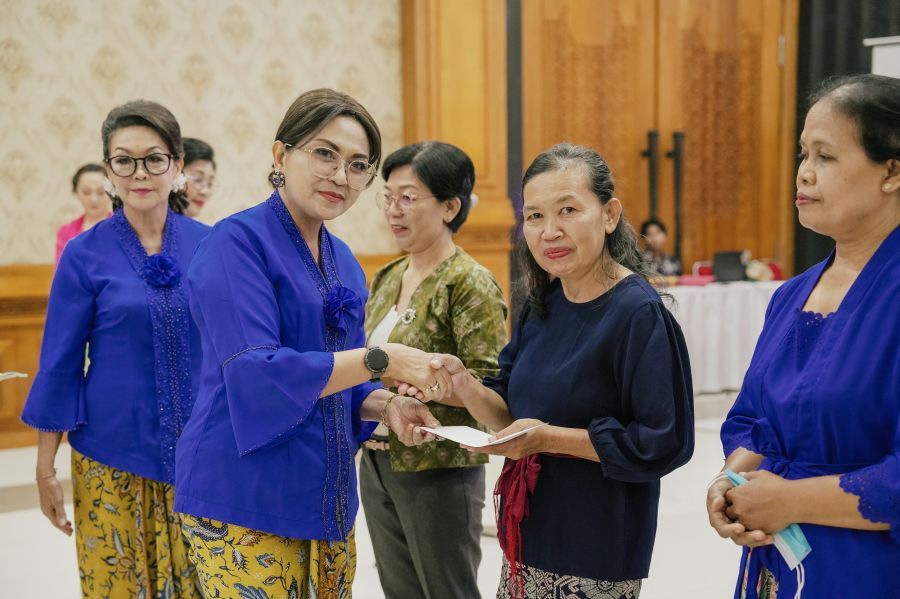 Rasniathi Adi Arnawa menghadiri gathering dan senam line dance ILDI Badung di Puspem Badung. (foto/sukadana)