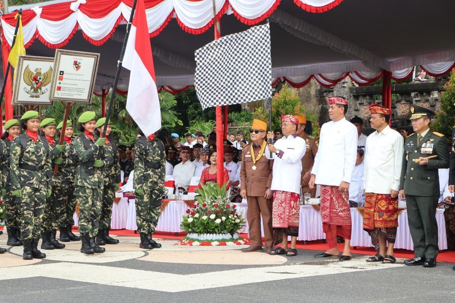 Gubernur Bali, Wayan Koster memimpin apel peringatan Hari Pahlawan ke-80 Tahun 2025 di Lapangan Niti Mandala Renon, Denpasar, Bali, Senin (10/11/2025). (Foto/sukadana)