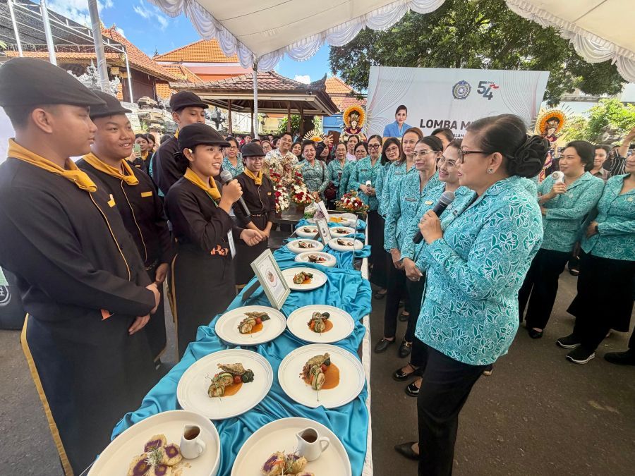 Ketua TP. PKK Provinsi Bali, Nyonya Putri Koster bersama Ketua TP PKK Badung Ny Rasniathi Adi Arnawa dan Sekretaris I, Ny. Yunita Alit Sucipta saat berbincang dengan peserta Lomba Memasak serangkaian HKG PKK Ke-54 Provinsi Bali di Gedung Wanita Nari Graha, Jalan Cut Nyak Dien No. 2, Denpasar, Bali, Rabu (1/7/2026). (foto/adi)
