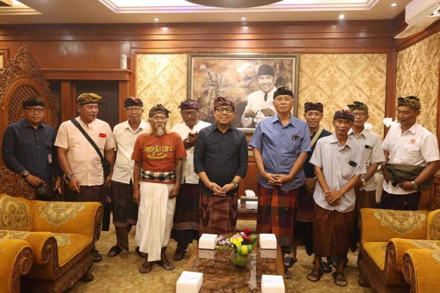 Wakil Walikota Denpasar, Kadek Agus Arya Wibawa saat menerima panitia Kejuaraan Silat Perisai Diri Tainsiat Cup III di Kantor Walikota Denpasar, Bali, Kamis (25/6/2026). (foto/sukadana)