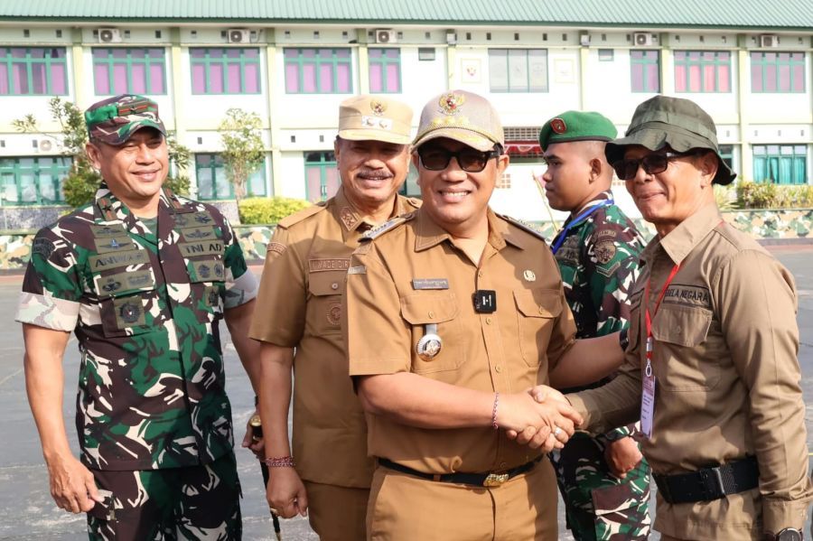 Bupati Tabanan, Dr. I Komang Gede Sanjaya, S.E., M.M., saat membuka Pendidikan dan Pelatihan Bela Negara Angkatan I bagi Pejabat Pimpinan Tinggi, Administrator, dan Pengawas Pemerintah Kabupaten Tabanan Tahun 2026, di Lapangan Wira Yudha Bhakti, Mako Rindam IX/Udayana, Kediri, Tabanan, Bali, Senin (7/9/2026). (foto/prokopimtabanan)