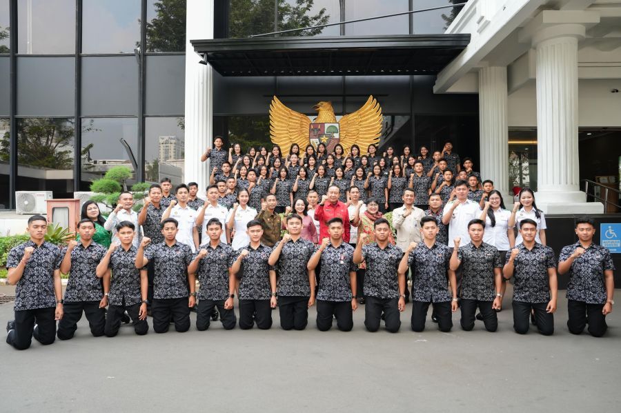 Nyonya Rasniathi Adi Arnawa mendampingi anggota Paskibraka Kabupaten Badung angkatan tahun 2025 saat studi kebangsaan dan kepemimpinan ke Kampus IPDN dan Kantor Pusat BPIP RI di Jakarta, Rabu (7/10/2026). (foto/adi)