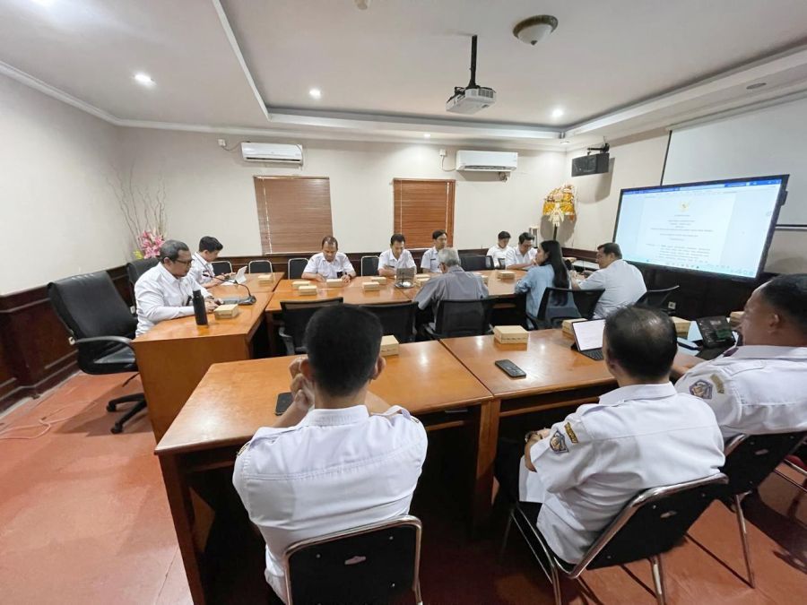 Pemerintah Provinsi Bali melalui Biro Pengadaan Barang/Jasa dan Perekonomian (PBJek) Setda Provinsi Bali memfinalisasi substansi Rancangan Peraturan Gubernur (Ranpergub) Bali tentang Pedoman Pengadaan Barang/Jasa Badan Usaha Milik Daerah (BUMD), di Ruang Rapat Jalak, Gedung II Lantai 3, Biro Pengadaan Barang/Jasa dan Perekonomian Setda Provinsi Bali, Kantor Gubernur Bali, Denpasar, Rabu (28/10/2026). (foto/sukadana)