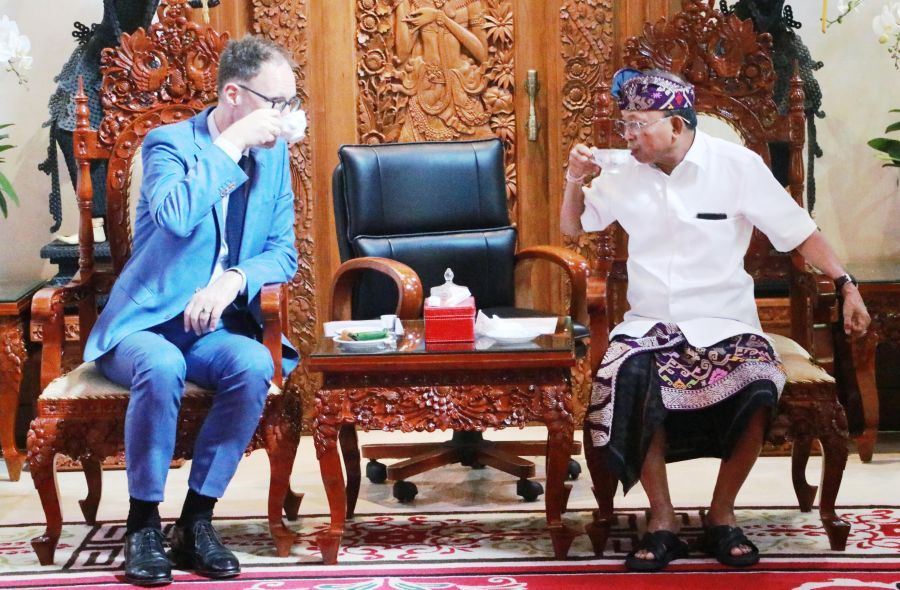 Gubernur Bali Wayan Koster menerima kunjungan resmi perdana Duta Besar Swiss untuk Indonesia, Yang Mulia Konstantin Obolensky, didampingi Konsul Kehormatan Swiss untuk Bali, Gerhard L. Nutz, di Rumah Jabatan Gubernur Bali, Jayasabha, Denpasar, Bali, Rabu (21/10/2026). (foto/sukadana)