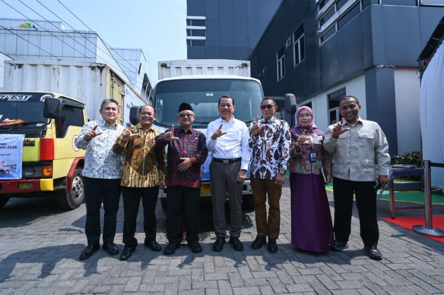 Menteri Pendidikan Dasar dan Menengah (Mendikdasmen) Abdul Mu'ti dan pejabat lainnya, di Kudus, Jawa Tengah, Jumat (31/7/2026), melepas pengiriman 5.538.300 eksemplar buku bacaan bermutu yang akan didistribusikan ke 18.444 SD dan 6.165 SMP di seluruh Indonesia. (kemendikdasmen.go.id)