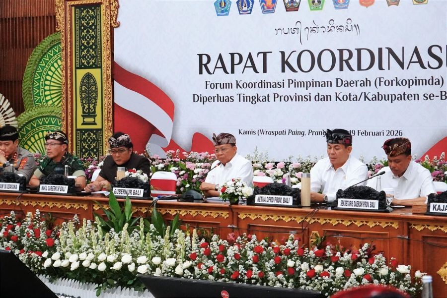 Gubernur Bali Wayan Koster menggelar Rapat Koordinasi Forum Koordinasi Pimpinan Daerah (Forkopimda) Plus tingkat Provinsi serta Kota/Kabupaten se-Bali, bertempat di Gedung Wiswasabha Kantor Gubernur Bali, Renon, Denpasar, Bali, Kamis (19/2/2026). (Foto/sukadana)