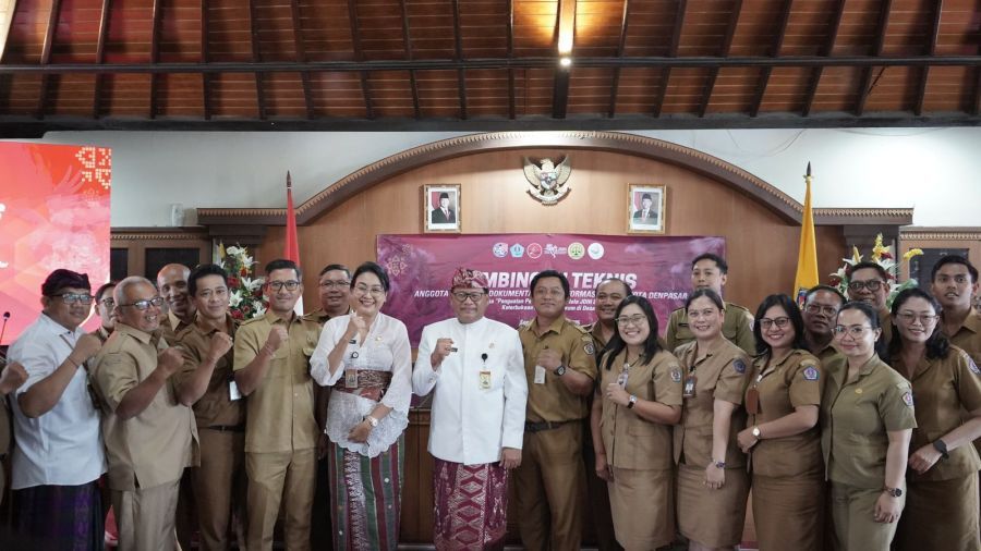Sekretaris Daerah Kota Denpasar, Ida Bagus Alit Wiradana membuka acara Bimbingan Teknis (Bimtek) bagi Anggota Jaringan Dokumentasi dan Informasi Hukum (JDIH) Kota Denpasar, di Kantor BKPSDM Kota Denpasar, Bali, Senin (10/11/2025). (foto/sukadana)