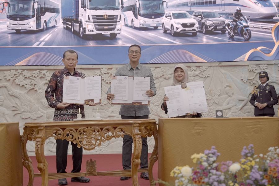 Sekda Kabupaten Badung Ida Bagus Surya Suamba membubuhkan paraf pada dokumen MoU dan PKS antara BPSDM Kementerian Perhubungan dengan Pemerintah Daerah di Politeknik Transportasi Darat (Poltrada) Bali, Desa Samsam, Kabupaten Tabanan, Bali, Jumat (12/6/2026). (foto/adi)