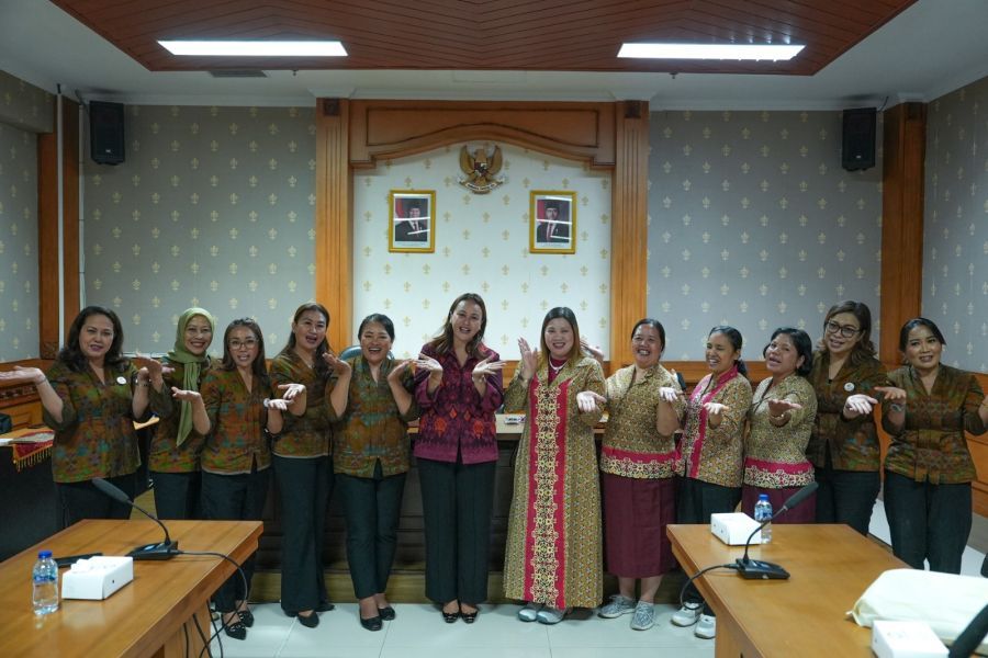 Ketua GOW Badung, Ny. Yunita Alit Sucipta saat menerima kunjungan kerja GOW Kabupaten Sekadau, Kalimantan Barat, di Sekretariat Balai Budaya Lantai III, Pusat Pemerintahan (Puspem) Badung, Bali, Senin (6/7/2026).