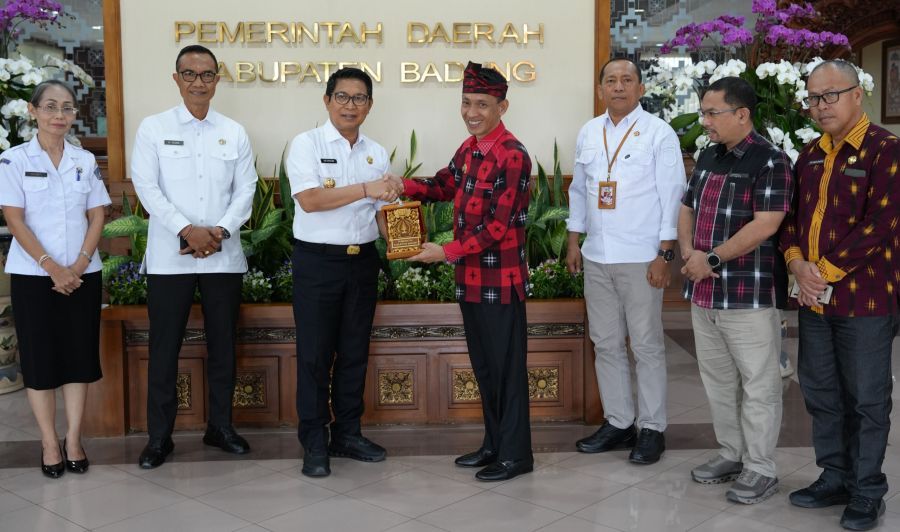 Bupati Badung I Wayan Adi Arnawa saat menerima rombongan Bupati Wakatobi H. Haliana di Ruang Tamu Bupati, Puspem Badung, Bali, Rabu (26/8/2026). (foto/adi)