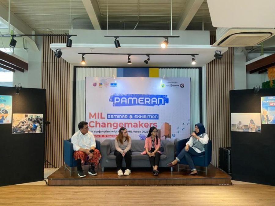 Para pembicara memaparkan tantangan pers mahasiswa dalam gelar wicara “Tantangan Pers Mahasiswa Saat Ini” di Jakarta, Senin (10/11/2025). (AJI Indonesia)