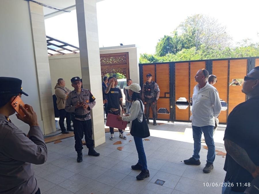 Polisi menjaga keamanan setelah ricuh yang sempat viral, di Vila Dom di Jalan Nusa Dua Hingland nomor 25, Kelurahan Benoa, Kuta Selatan, Badung, Bali. (foto/hes)