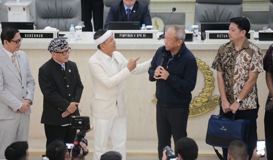 Gubernur Jawa Barat, Dedi Mulyadi menyerahkan bonus Rp1 miliar kepada Persib Bandung sebagai bentuk apresiasi atas prestasinya menjuarai Super League 2025/2026. Bonus diserahkan kepada CEO PT PERSIB Bandung Bermartabat, Glenn Sugita di Gedung DPRD Jabar, Rabu (3/6/2025). (persib.co.id)