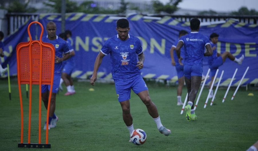 Persib Bandung kembali menggelar latihan di Lapangan Pendamping Stadion Gelora Bandung Lautan Api (GBLA), Selasa (11/11/2025) setelah diliburkan selama empat hari. (persib.co.id)