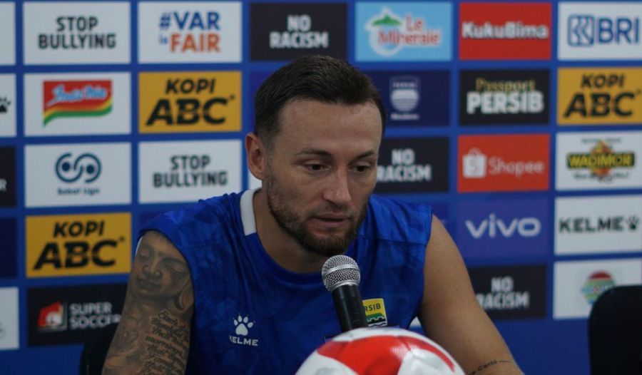  Kapten Persib Bandung, Marc Klok saat konferensi pers menjelang pertandingan melawan Dewa United di Stadion GBLA, Bandung, Jawa Barat, Kamis (20/11/2025).