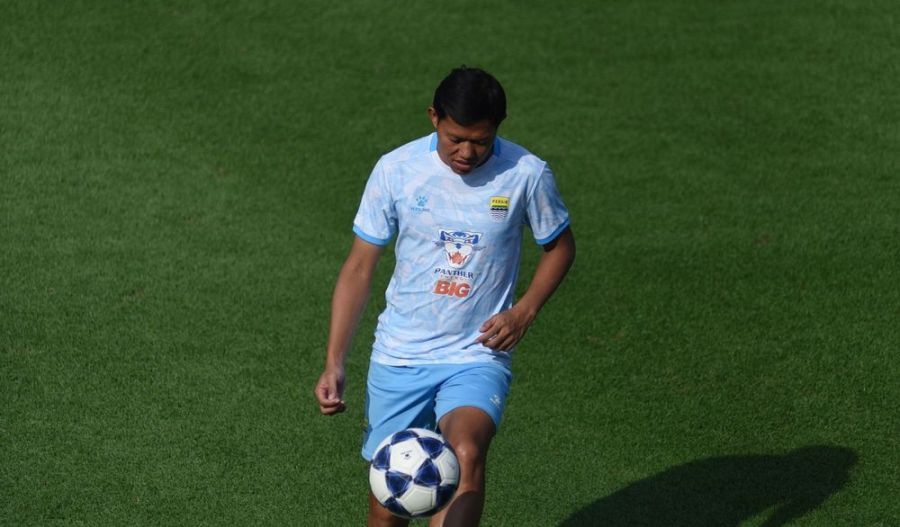 Gelandang Persib Bandung, Adam Alis, menyatakan kesiapan tim menghadapi Ratchaburi FC pada leg pertama babak 16 besar AFC Champions League Two (ACL 2). (persib.co.id)