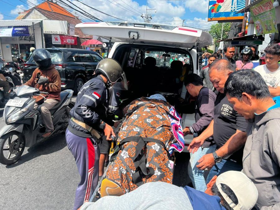 Petugas mengevakuasi jenazah pria berinisial K (57) yang meninggal dunia saat berolahraga sepeda di Jalan Raya Canggu, Kerobokan, Kecamatan Kuta Utara, Kabupaten Badung, Bali, Selasa (25/8/2026) pagi. (foto/hes)