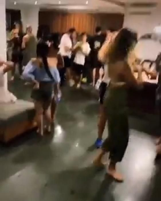 podiumnews.com-Nekat Bikin Pesta, Puluhan Bule Ini di Bubarkan Polisi