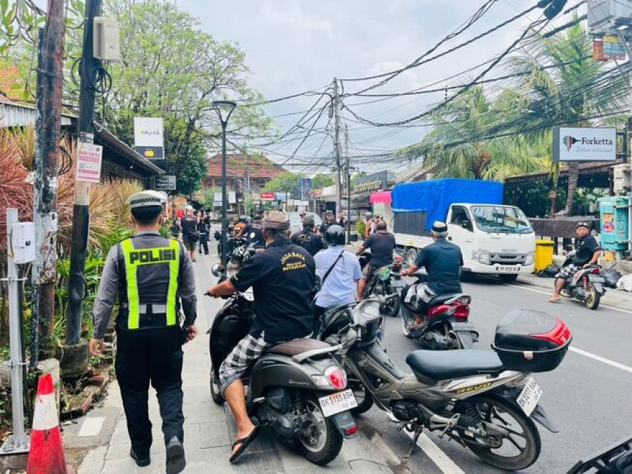 podiumnews.com-Petugas Gabungan Tertibkan Kendaraan Parkir Sembarangan di Sanur
