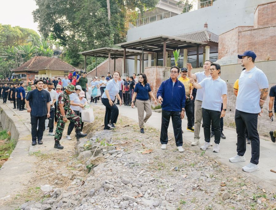 Bupati Badung I Wayan Adi Arnawa bersama Wabup Bagus Alit Sucipta dan para ASN serta komponen masyarakat menggelar aksi bersih-bersih lingkungan serta pembersihan sampah plastik di kawasan Puspem Badung, Bali, Jumat (9/10/2026). (foto/adi)