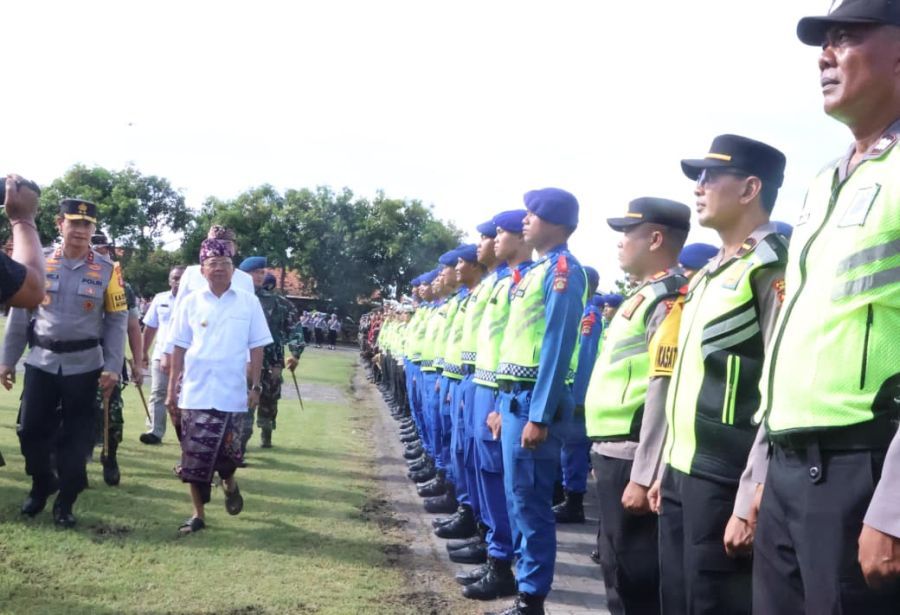 Gubernur Bali Wayan Koster memimpin Apel Gelar Pasukan Operasi Kepolisian Terpusat “Ketupat 2026” dalam rangka pelayanan perayaan Nyepi Tahun Saka 1948 dan Idul Fitri 1447 Hijriah bersama Kapolda Bali Irjen Pol. Daniel Adityajaya di Lapangan Iptu Soetardjo Mako Brimob Tohpati, Denpasar, Bali, Kamis (12/3/2026). (Foto/sukadana)