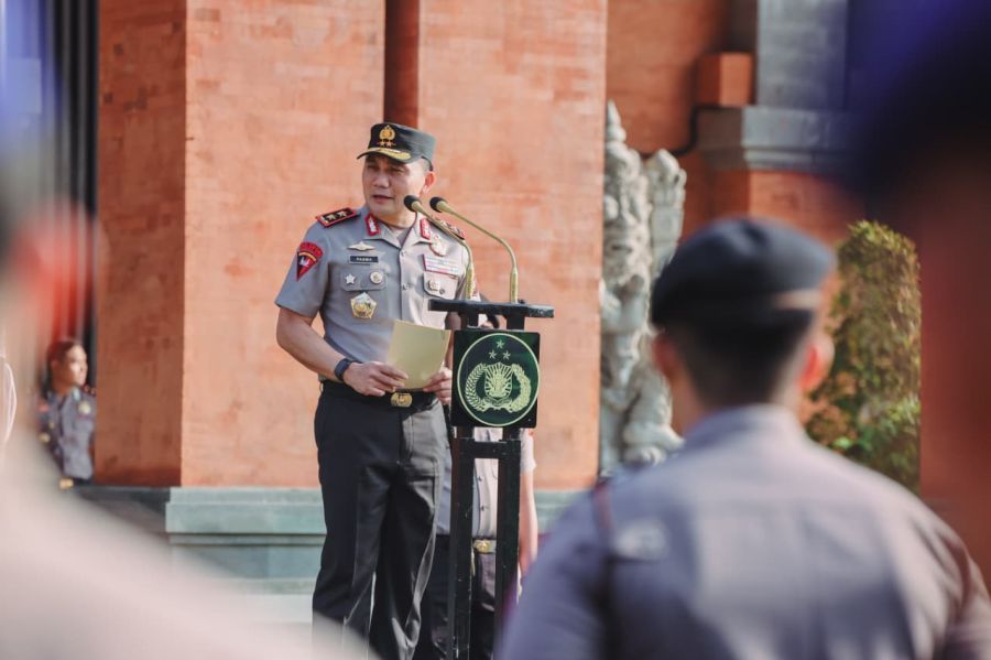 Kapolda Bali Irjen Pol. Dr. Pasma Royce, S.I.K., M.H. memimpin apel perdana setelah resmi menjabat sebagai Kapolda Bali di halaman depan Mapolda Bali, Denpasar, Senin (19/10/2026). (foto/hes)