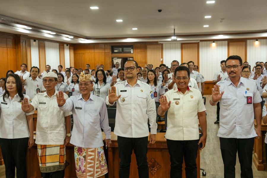 Wabup Badung Bagus Alit Sucipta Badung saat rakor Tim Percepatan Penurunan Stunting Kabupaten Badung di Ruang Satya Gosana I, Inspektorat Puspem Badung, Bali, Rabu (21/10/2026). (foto/adi)