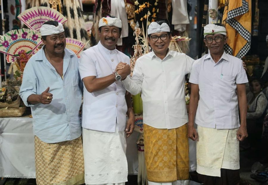 Bupati Badung I Wayan Adi Arnawa saat menghadiri karya piodalan jelih, metatah, mepetik dan mewinten di Pura Arya Wang Bang Pinatih di Banjar Bantas Kaja, Desa Sibanggede, Kecamatan Abiansemal, Badung, Bali, Rabu (12/8/2026). (foto/adi)