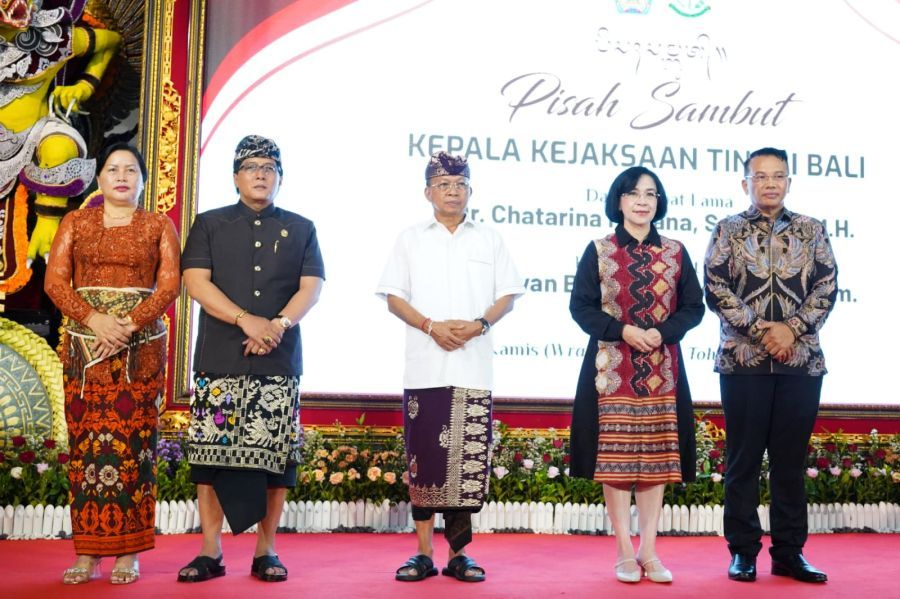 Suasana hangat dan penuh kekeluargaan mewarnai acara pisah sambut Kepala Kejaksaan Tinggi Bali di Gedung Wanita Nari Graha, Panjer, Denpasar, Bali, Kamis (7/5/2026). (foto/sukadana)