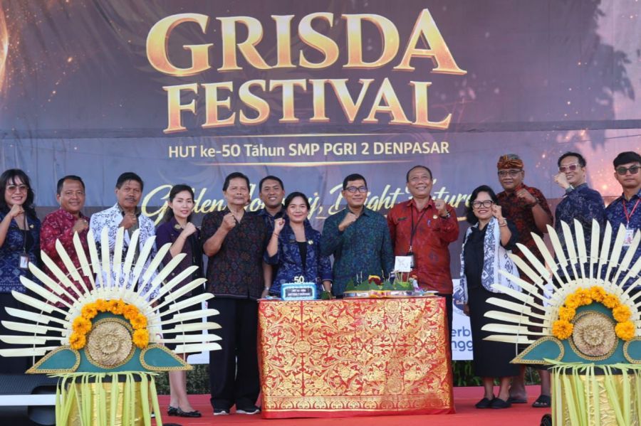 Pj Sekda Denpasar IGN Eddy Mulya menghadiri HUT Ke-26 SMK PGRI 3 Denpasar.  (foto/sukadana)