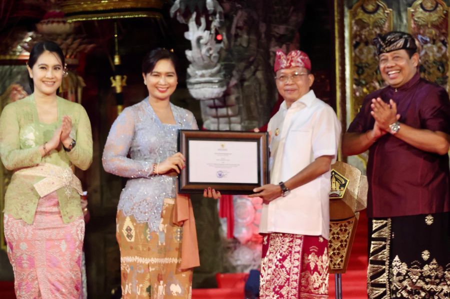 Wakil Menteri Pariwisata Ni Luh Puspa menyerahkan sertifikat Karisma Event Nusantara 2026 kepada Gubernur Bali Wayan Koster pada pembukaan PKB XLVIII. (foto/sukadana)