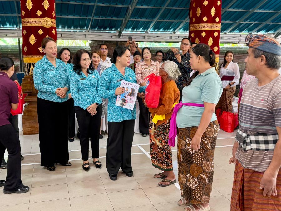 Ketua TP. PKK Badung Nyonya Rasniathi Adi Arnawa dan Sekretaris I TP. PKK Nyonya Yunita Alit Sucipta mendampingi Sekretaris I TP. PKK Provinsi Bali Nyonya Seniasih Giri Prasta aksi sosial "TP. PKK Provinsi Bali Bergerak dan Berbagi" di Kecamatan Abiansemal, Badung, Bali, Rabu (10/6/2026). (foto/adi)