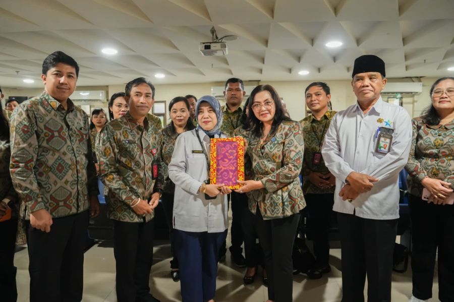 Ketua TP PKK Kabupaten Badung Ny. Rasniathi Adi Arnawa bersama Badan Kesbangpol Badung saat melaksanakan studi komparasi ke Blitar dan Surabaya, Jawa Timur, Senin (22/6/2026). (foto/adi)
