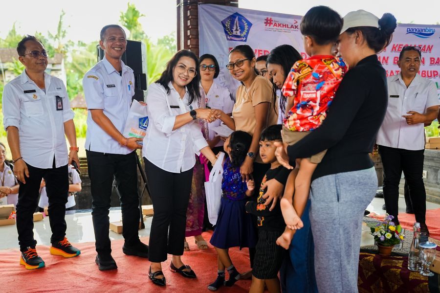 Ketua TP PKK Badung, Nyonya Rasniathi Adi Arnawa, menghadiri kegiatan penyaluran paket olahan ikan di Balai Banjar Buangga, Desa Getasan, Kecamatan Petang, Badung, Bali, Rabu (13/5/2026). (foto/adi)