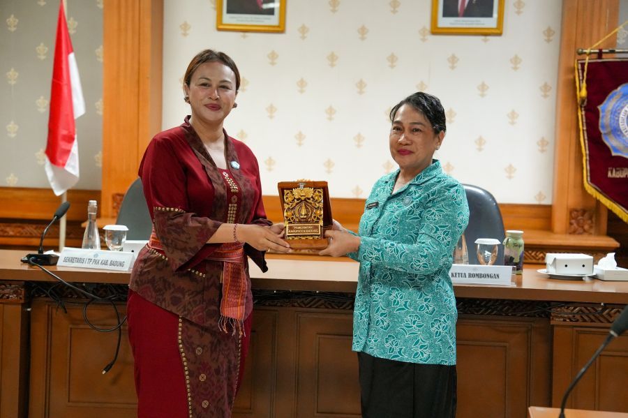 Sekretaris I TP. PKK Kabupaten Badung, Nyonya Yunita Alit Sucipta, menerima kunjungan studi tiru TP. PKK Kabupaten Tana Toraja, Provinsi Sulawesi Selatan di Ruang Pertemuan Gedung Balai Budaya Giri Nata Mandala, Puspem Badung, Bali, Rabu (21/10/2026). (foto/adi)