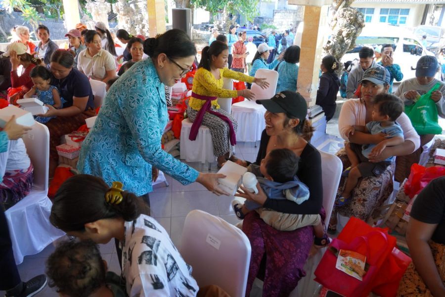 TP PKK Provinsi Bali melaksanakan aksi sosial “Bergerak dan Berbagi” di tiga desa di Kecamatan Nusa Penida, Kabupaten Klungkung, Bali, Jumat (17/4/2026). (foto/sukadana)