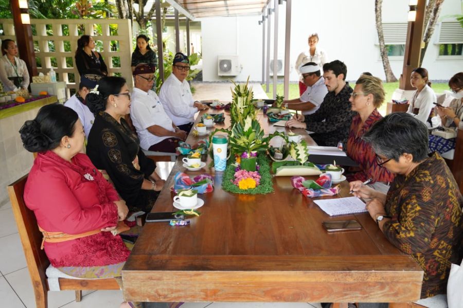 Ketua TP PKK Provinsi Bali, Ny. Putri Suastini Koster bertemu dengan Konsul Jenderal Australia, Jo Stevens, di Denpasar, Bali, Selasa (3/3/2026). (Foto/sukadana)