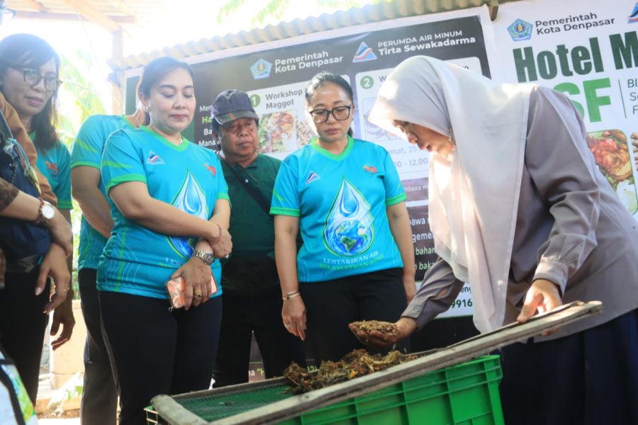 Bantuan rehabilitasi Rumah Maggot diserahkan kepada Ketua Komunitas Aksi Masyarakat Peduli Lingkungan Desa Pemogan, Ana Rohanah Salamah, di Rumah Maggot Komunitas Aksi Masyarakat Peduli Lingkungan Desa Pemogan, Kecamatan Denpasar Selatan, Denpasar, Bali, Selasa (23/6/2026). (foto/sukadana)