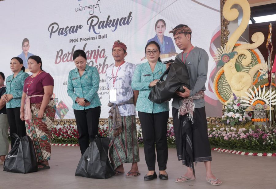Ketua TP PKK Kota Denpasar, Ny. Sagung Antari Jaya Negara didampingi Sekretaris I TP PKK Kota Denpasar, Ny. Ayu Kristi Arya Wibawa menghadiri gelaran Pasar Rakyat TP PKK Provinsi Bali bertajuk "Berbelanja dan Berbagi", di kawasan Gedung Ir. Soekarno, Jembrana, Bali, Jumat (7/8/2026). (foto/sukadana)
