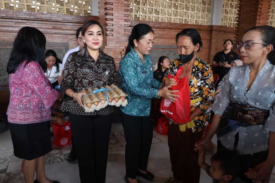 podiumnews.com-PKK Denpasar Salurkan Bantuan Gizi Bagi Ibu Hamil, Balita, Lansia