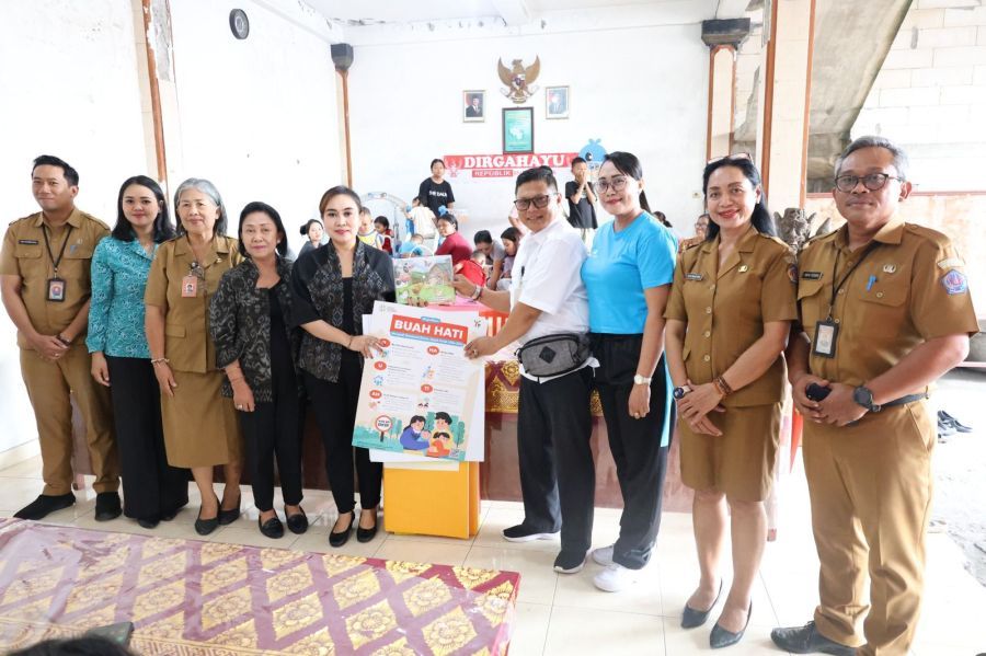 Pemerintah Kota Denpasar kembali menyalurkan bantuan Perlengkapan BKB KIT Stunting dari Badan Kependudukan dan Keluarga Berencana Nasional (BKKBN) kepada sejumlah banjar di Kota Denpasar, Bali, Senin (24/11/2025). (foto/sukadana)
