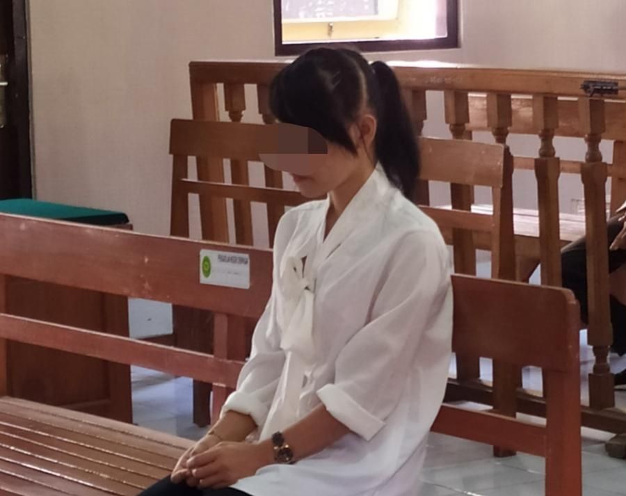 podiumnews.com-Ambil Tempelan, PL Karaoke Menangis Dituntut 6 Tahun