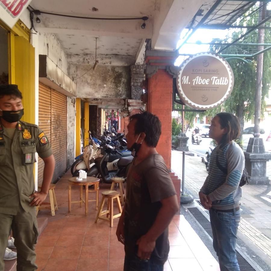 podiumnews.com-Duo Pemalak di Pertokoan Gajah Mada Digelandang Pol PP Denpasar