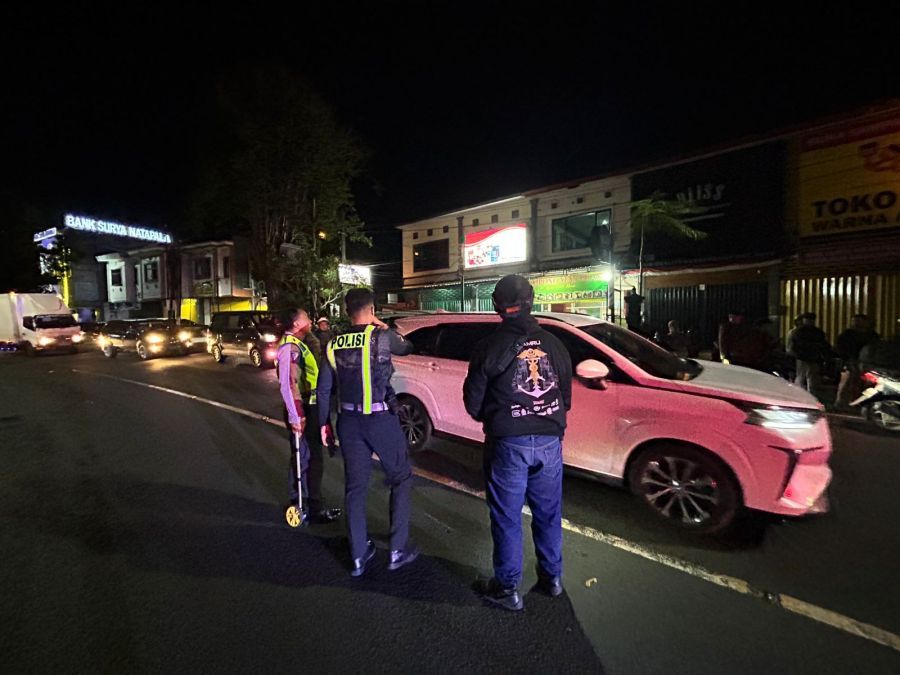 Satlantas Polresta Denpasar saat memeriksa lokasi kecelakaan tabrak lari hingga menewaskan pengendara motor yang terjadi di Jalan Cokroaminoto, Denpasar Darat, Denpasar, Bali. (foto/hes)
