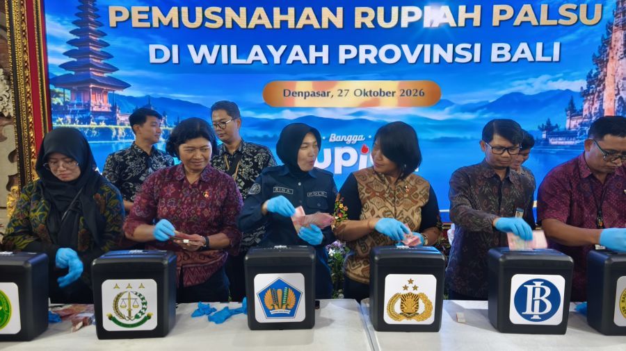 Polda Bali bersama Kantor Perwakilan Bank Indonesia Provinsi Bali melaksanakan kegiatan pemusnahan Rupiah palsu di Gedung Presisi Polda Bali, Denpasar, Selasa (27/10/2026). (foto/hes)