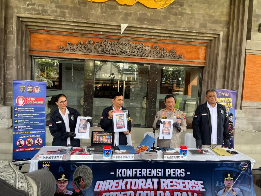 Direktur Reserse Siber Polda Bali Kombes Pol Aszhari Kurniawan didampingi Kabid Humas Polda Bali Kombes Pol Ariasandy saat jumpa pers tentang prostitusi online, di Mapolda Bali, Jalan W.R. Supratman, Denpasar, Rabu (29/4/2026). (foto/hes)