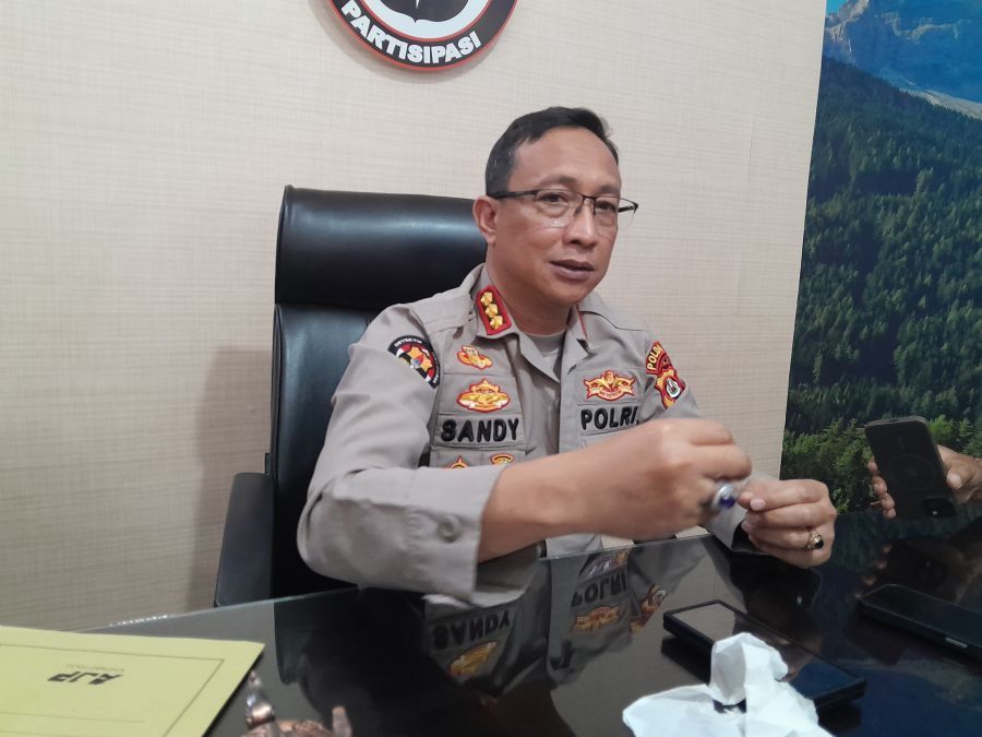 Kabid Humas Polda Bali Kombes Pol Ariasandy memberi keterangan terkait spa layanan prostitusi sesama jenis di Seminyak, Kuta, Badung, Bali, Jumat (14/8/2026). (foto/hes)