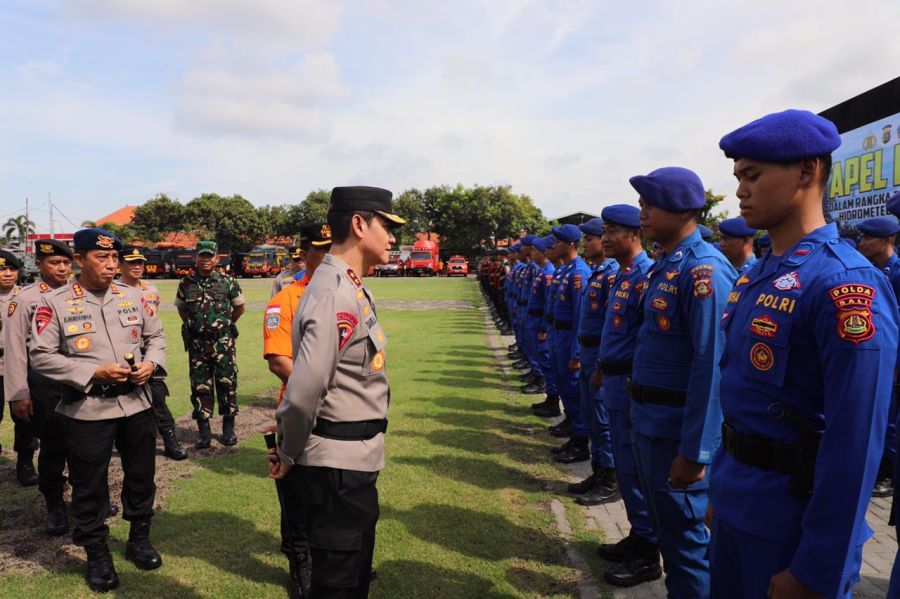 Kapolda Bali Irjen. Pol. Daniel Adityajaya, S.H., S.I.K., M.Si., dan jajaran menggelar apel kesiapan tanggap darurat bencana hidrometeorologi di Lapangan Mako Brimob Tohpati, Denpasar, Bali, Rabu (5/11/2025). (foto/hes)