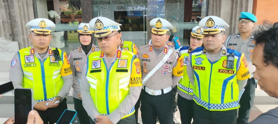 Dirlantas Polda Bali Kombes Pol Yong Ferrydjon, S.I.K., M.H., selaku Kepala Operasi Daerah (Kaopsda) Operasi Patuh Agung 2026, memberi penjelasan seusai gelar pasukan operasi Patuh di Mapolda Bali, Denpasar, Senin (26/10/2026). (foto/hes)